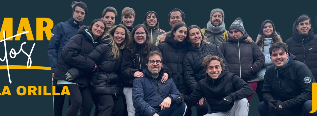 Remar juntos hacia la orilla
